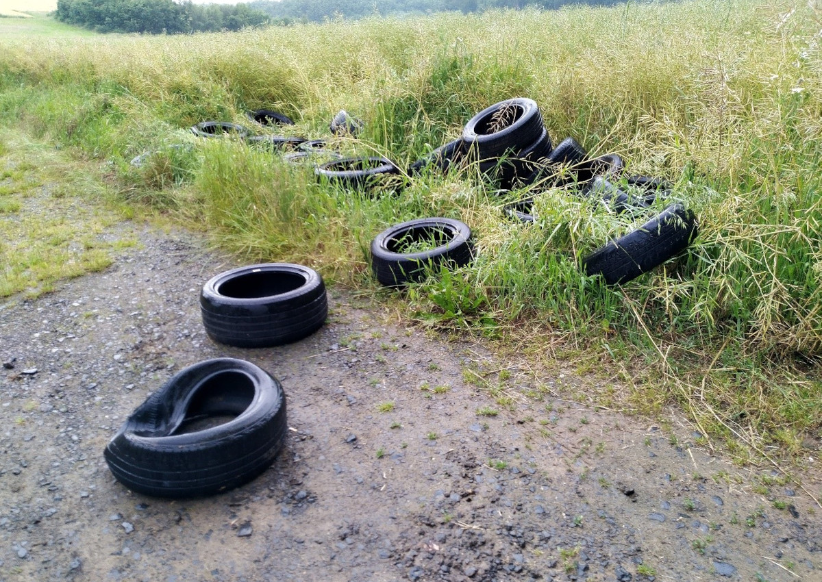 An mehreren Standorten im Westerwaldkreis wurden Altreifen illegal entsorgt. (Foto: Kreisverwaltung / Karsten Kaiser)