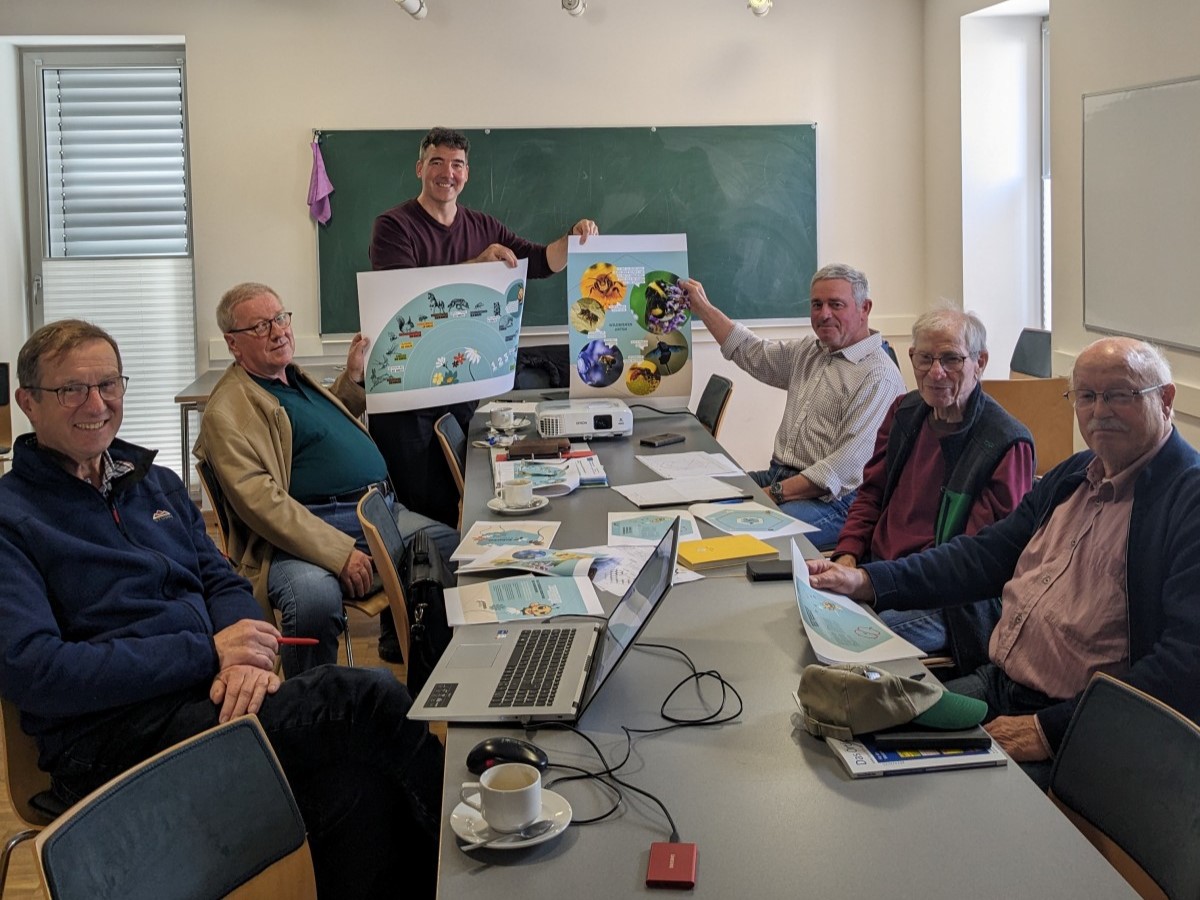 Arbeitsteam Bienenpfad bei der Festlegung der Text- und Bildinhalte (Foto: Oliver Grabus)