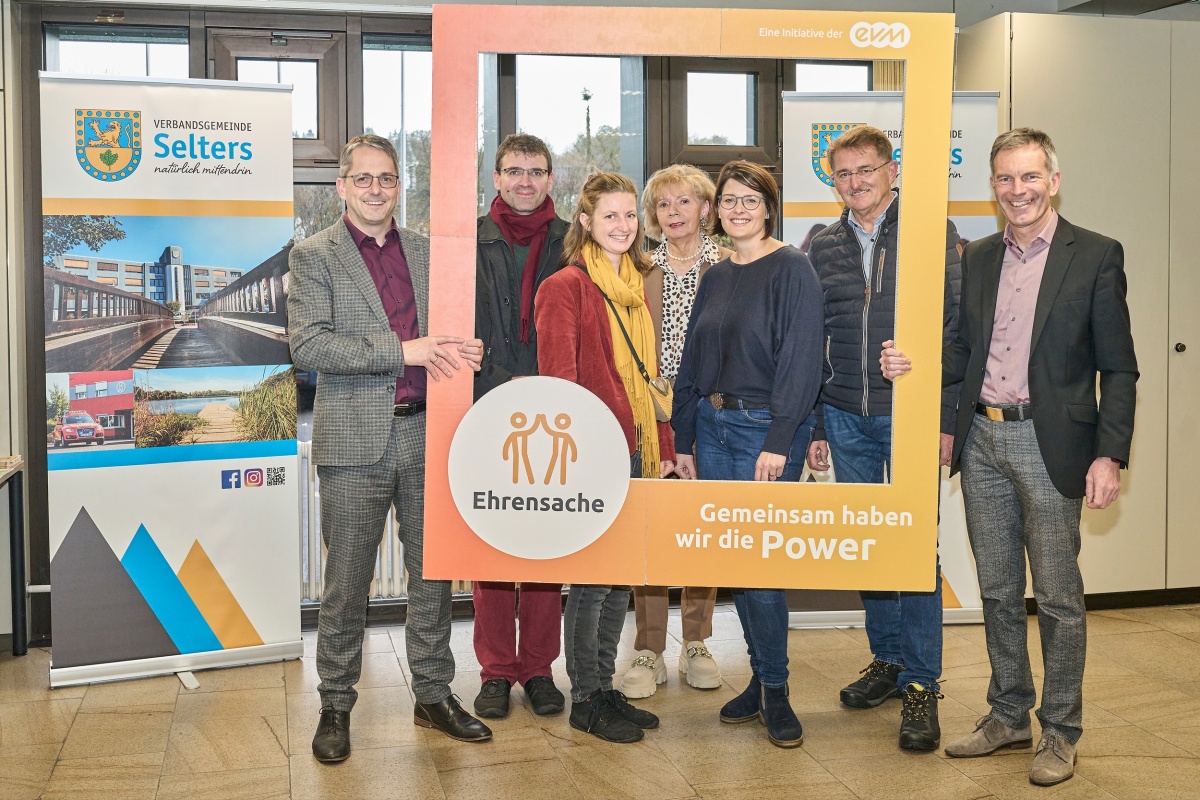 Norbert Rausch von der evm bergibt den Spendenbetrag gemeinsam mit Brgermeister Oliver Gtsch an Vertreter der begnstigten Vereine. (Foto: evm/Sascha Ditscher)