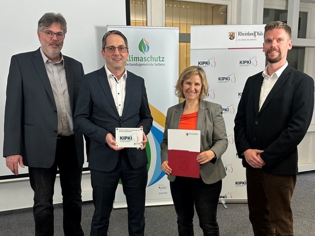 Michael Mller, Leiter des Fachbereichs Natrliche Lebensgrundlagen und Bauen der VG Selters, Oliver Gtsch, Brgermeister der VG Selters, Klimaschutzministerin Katrin Eder und Thomas Siry, Klimaschutzmanager der VG Selters  (Foto: Ren Weiand)