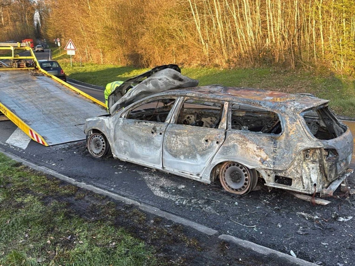 Ausgebranntes Auto vom Fahrzeugbrand auf der A3 (Foto: Uwe Schumann)