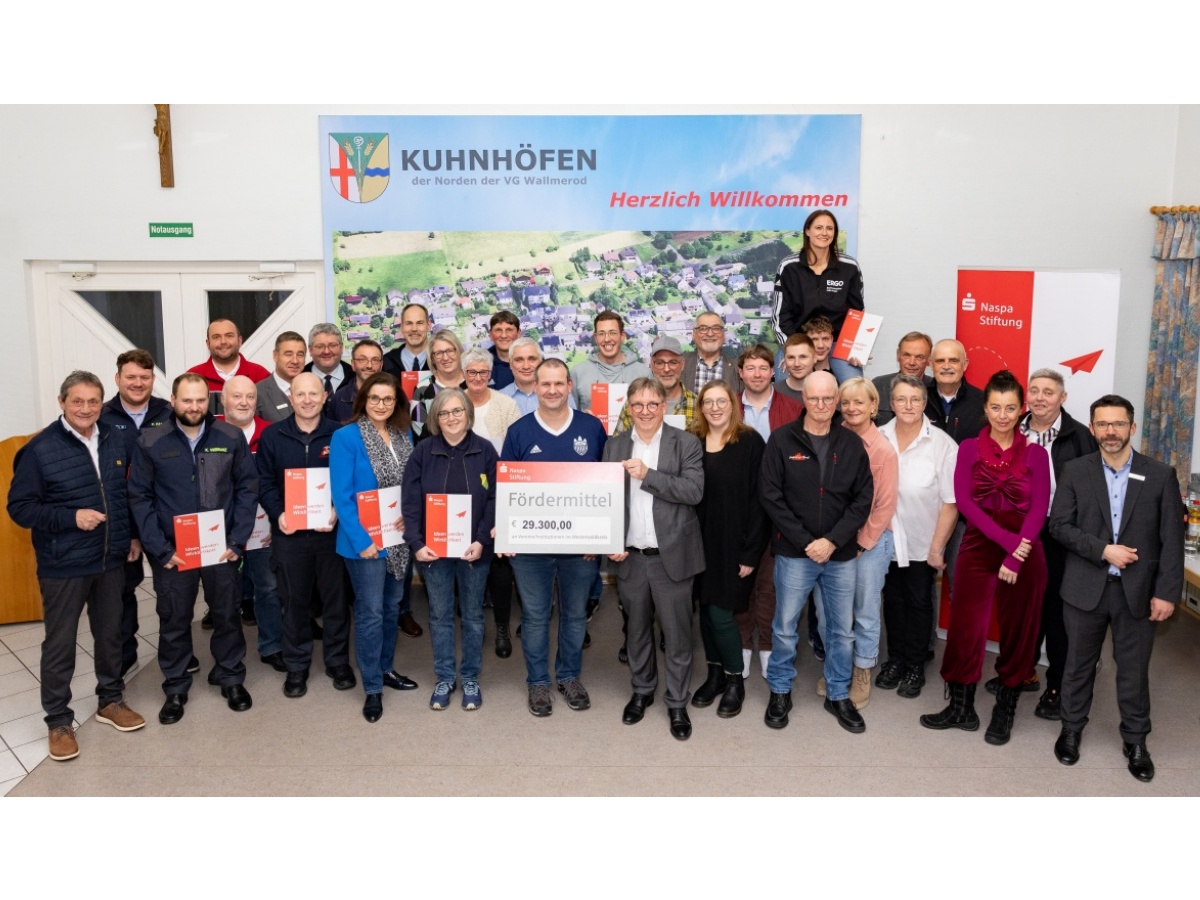 Landrat Achim Schwickert (links), Naspa-Vorstand Michael Baumann (Mitte, am Scheck) und Jens Prange-Wegmann, Geschftsfhrer der Naspa Stiftung (rechts), bei der bergabe der Stiftungsgelder an 25 Westerwlder Vereine. (Foto: Andreas Schlote)
