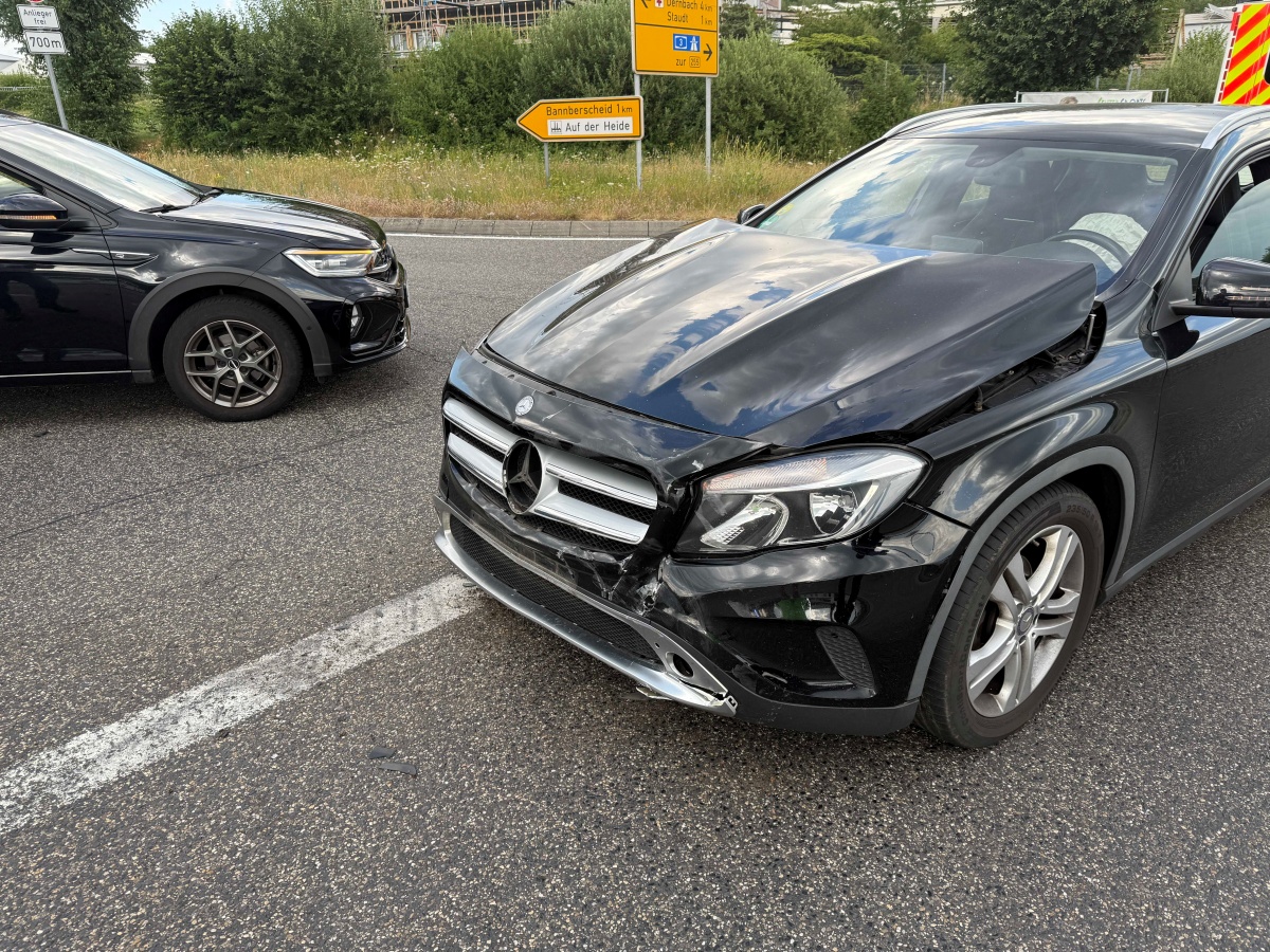 Unfall bei Staudt (Fotos: Uwe Schumann)
