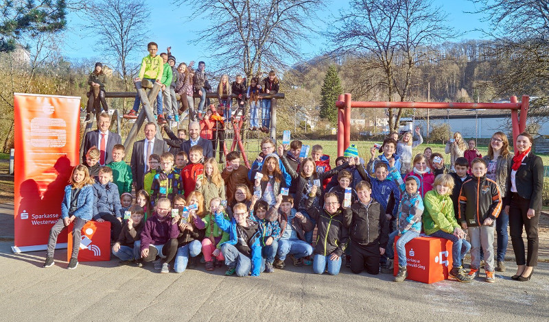 Die Westerburger Viertklssler lieen sich von ihrer Schulleiterin Susanne Br sowie ihren Lehrerinnen Ina Keler, Marion Kollig und Barbara Theis nicht lange bitten und strmten zum Fototermin die Spielgerte auf dem Schulhof. Foto: Privat