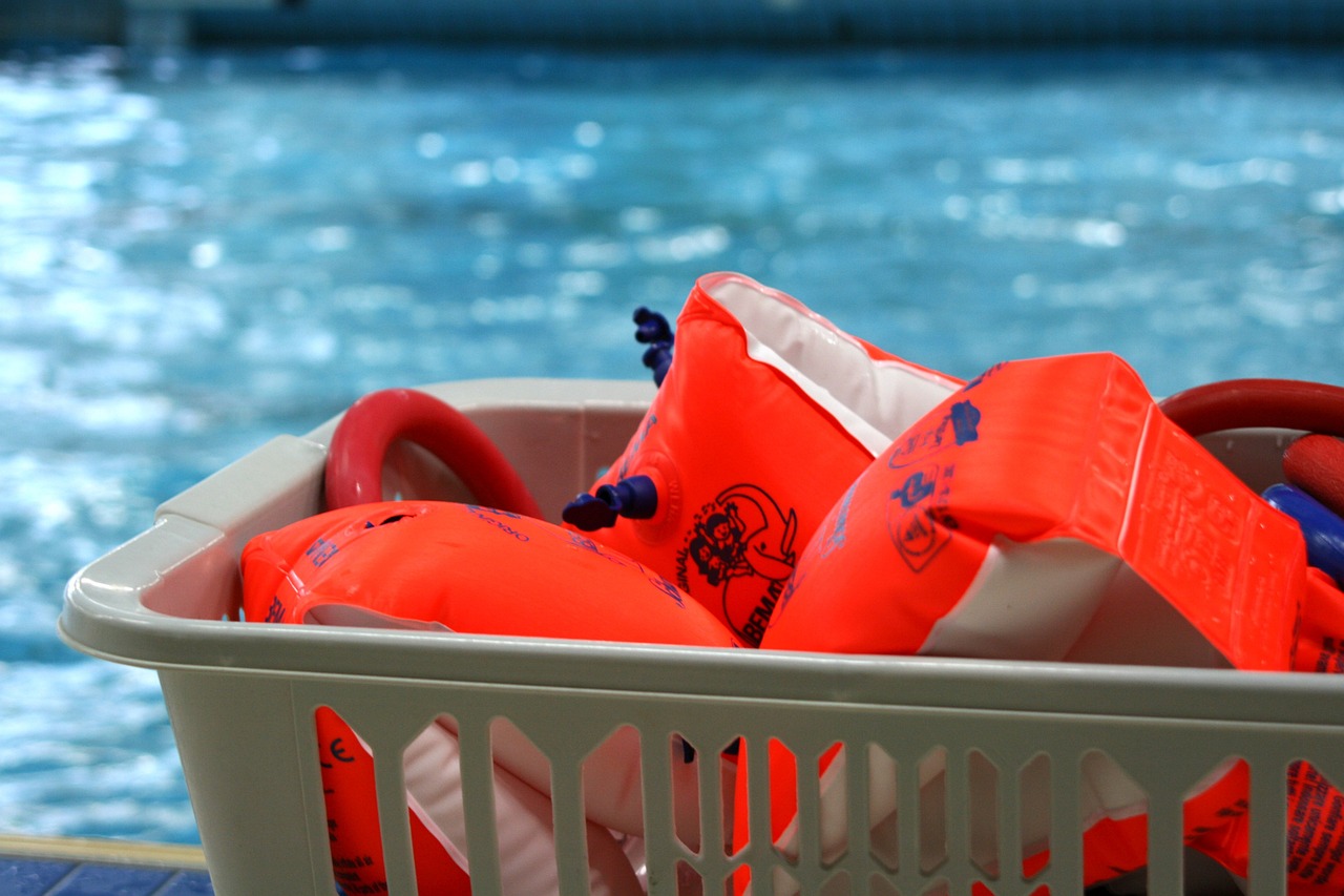 "Wller Helfen" und lokale Partner starten Schwimmprojekt fr Kinder im Westerwald