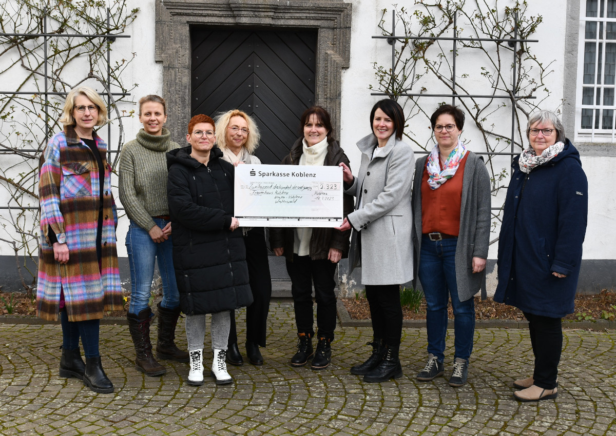 Die Spende in Höhe von 2.323 Euro wurde an den Förderverein des Frauenhauses Koblenz für die drei Frauenhäuser in der Region übergeben. (Kreisverwaltung Mayen-Koblenz/Morcinek)