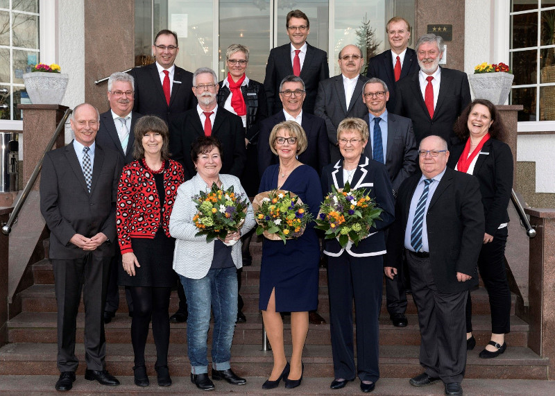 1. Reihe v.l.: Alfred Noll, Brbel Decku, Erika Domnick, Erika von Dreden, Monika Kloft, Hans-Peter Weber, Katrin Hrnlein; 2. Reihe v.l.: Norbert Ramroth, Herbert Neuroth, Bernd Hahmann, Christian Baldus; 3.Reihe v.l.: Michael Bug, Beatrix Molzberger, Dr. Andreas Reingen, Horst-Werner Pletz, Andreas Stahl, Hans-Peter Holzbach. Foto: Privat