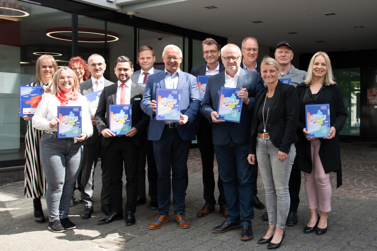 Die neue Ausbildungsfibel Westerwlder Naturtalente hat das Team begeistert. (Foto: Wir Westerwlder)