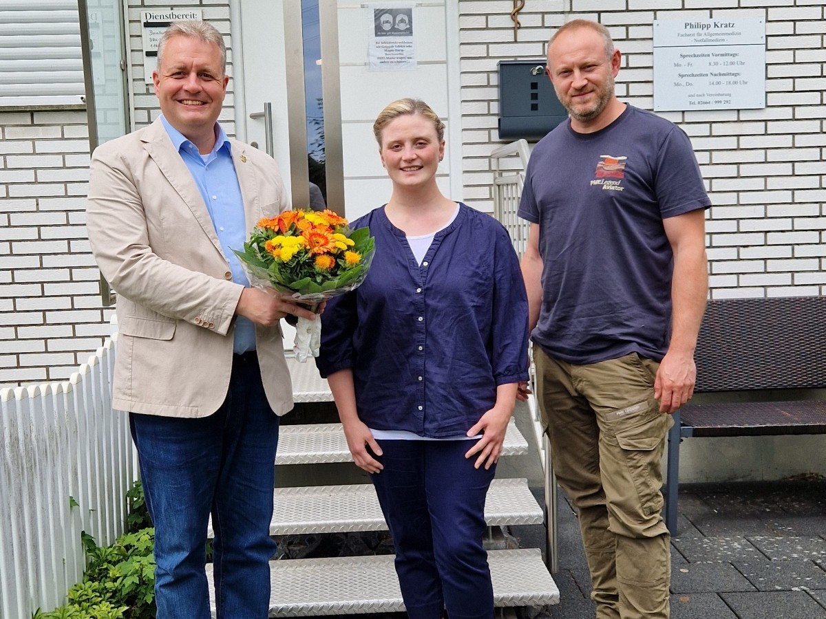Brgermeister Gerrit Mller, Dr. Janina Hohlstamm, Philipp Kratz (Foto: Kerstin Guckert/Verbandsgemeindeverwaltung Rennerod)