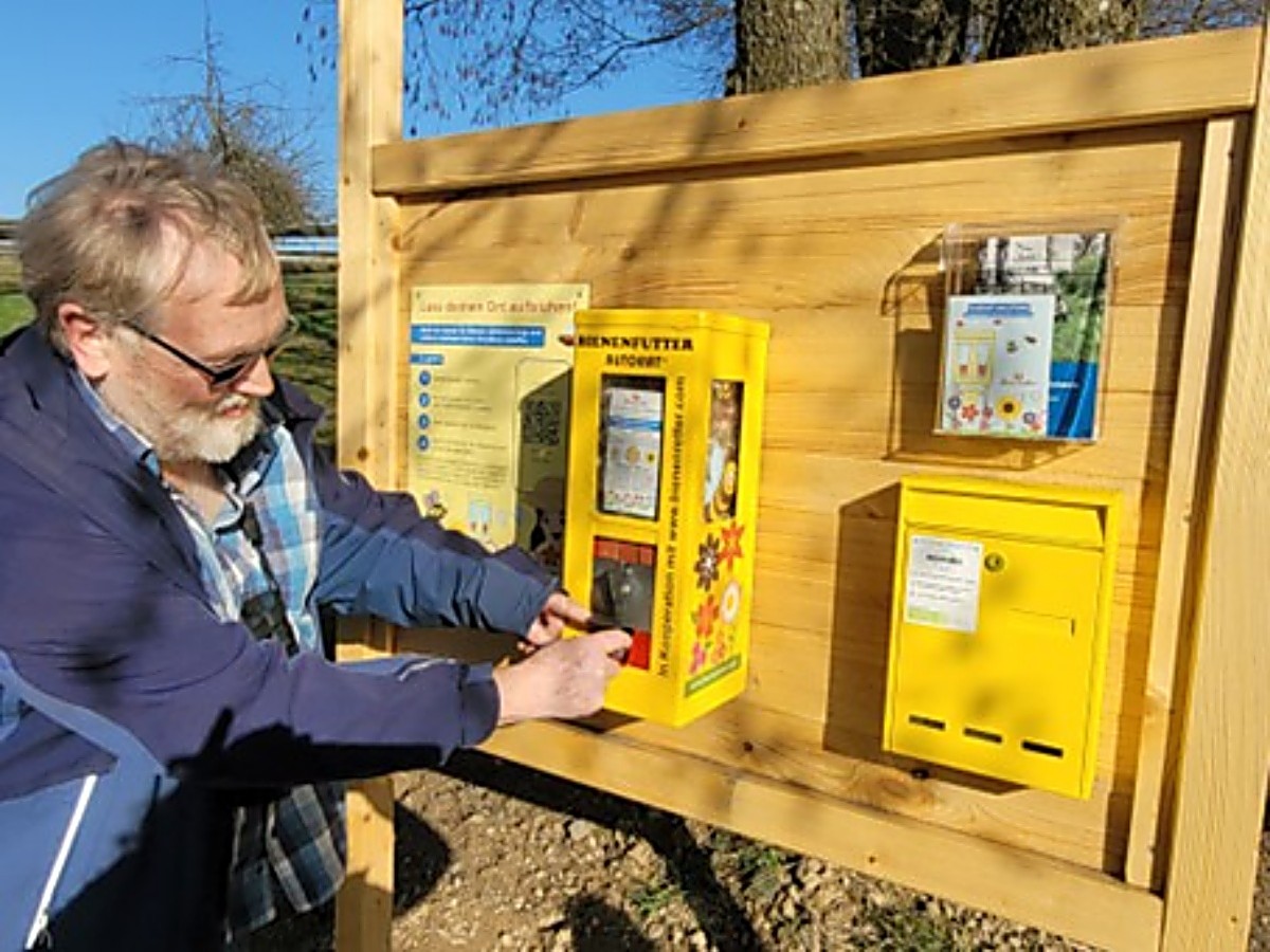 Gerhard Fuchs vom NABU Kroppacher Schweiz betreut den neuen Bienenfutter-Automaten an der Krambergsm�hle. (Foto: Carola Pfeiffer)
