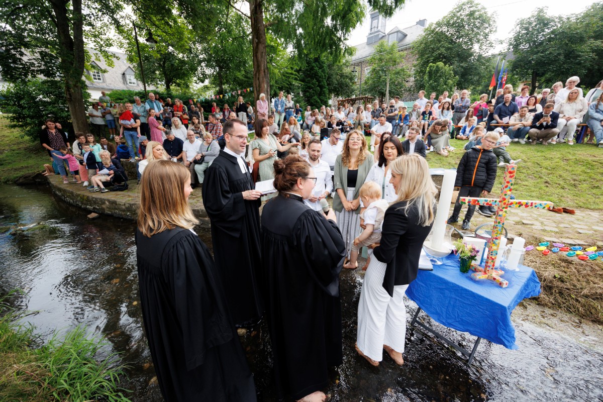 Tauffest an einem flieenden Gewsser (Fotos: Peter Bongard)