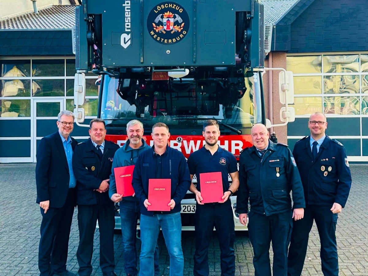 VG-Brgermeister Markus Hof, Wehrleiter Peter Baumann, Michael Zimmermann, Marcel Mller, Kevin Groth, stellv. Wehrleiter Detlef Grchen, stellv. Wehrleiter Matthias Helsper (Foto: Collin Schmidt/VG-Westerburg)