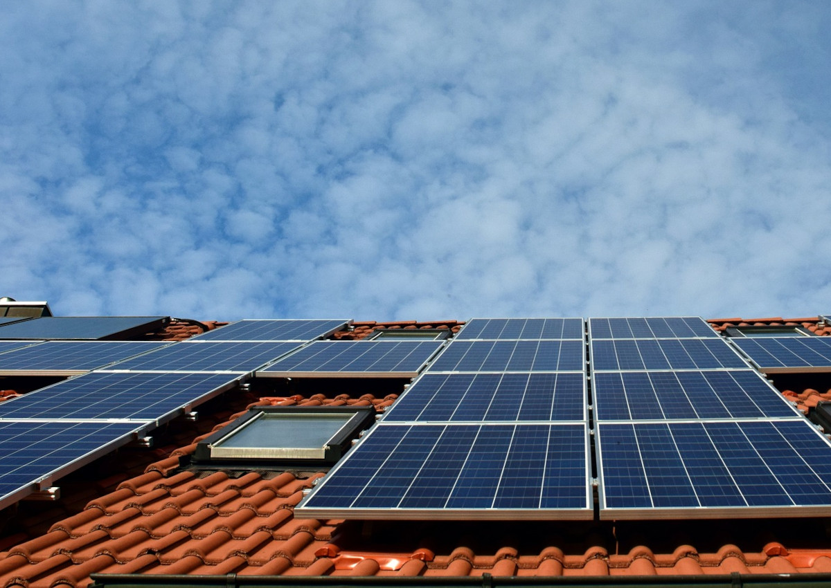 Solaranlagen auf privaten Dächern werden immer beliebter. (Symbolfoto, Quelle: Pixabay)