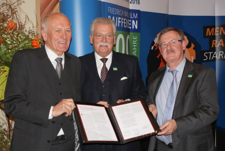 Manfred Nssel, Prsident des Deutschen Raiffeisenverbandes (links), mit Werner Bhnke (Mitte) und Josef Zolk von der Deutschen Friedrich-Wilhelm-Raiffeisen-Gesellschaft, bei der Prsentation der Westerwlder Erklrung der Genossenschaften. (Foto: Andreas Schultheis) 