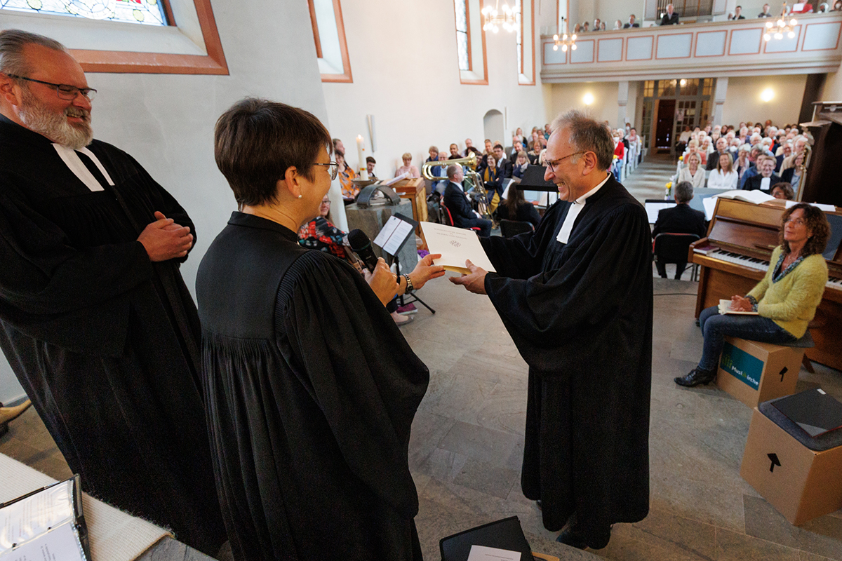 Dekan Axel Wengenroth (links) sowie Prpstin Sabine Bertram-Schfer geben dem scheidenden Pfarrer Wolfgang Weik Gottes Segen, eine Urkunde und die besten Wnsche mit auf den Weg. Fotos: Privat