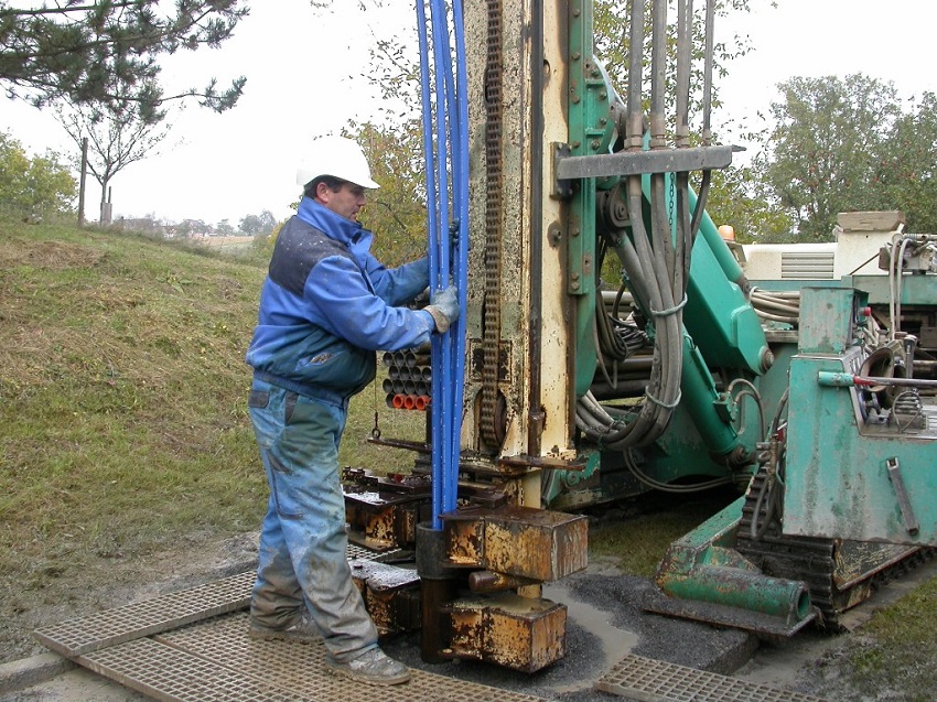 Erdreich oder Grundwasser sind als Wrmequelle fr Wrmepumpen die erste Wahl. Dafr sind Bohrungen erforderlich, die bis zu 100 Meter in die Tiefe reichen knnen. (Foto: VZ-RLP)
