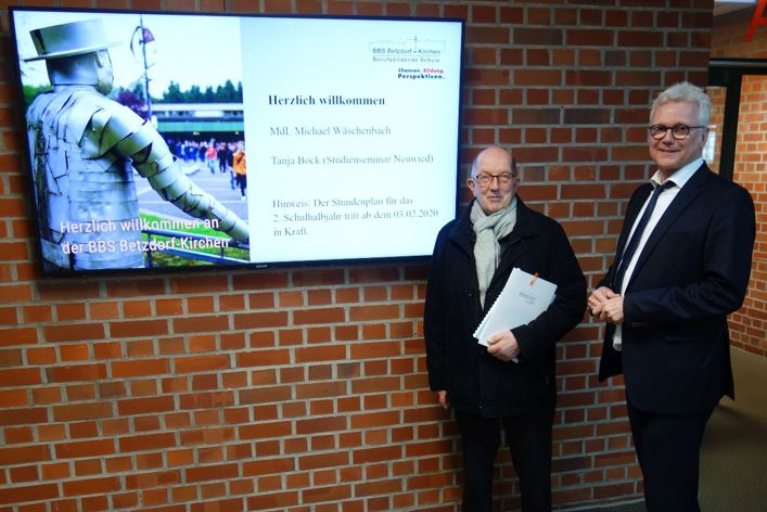 Landtagsabgeordneter Michael Wschenbach und Schulleiter Michael Schimmel im Foyer der BBS (Foto: Brgerbro)