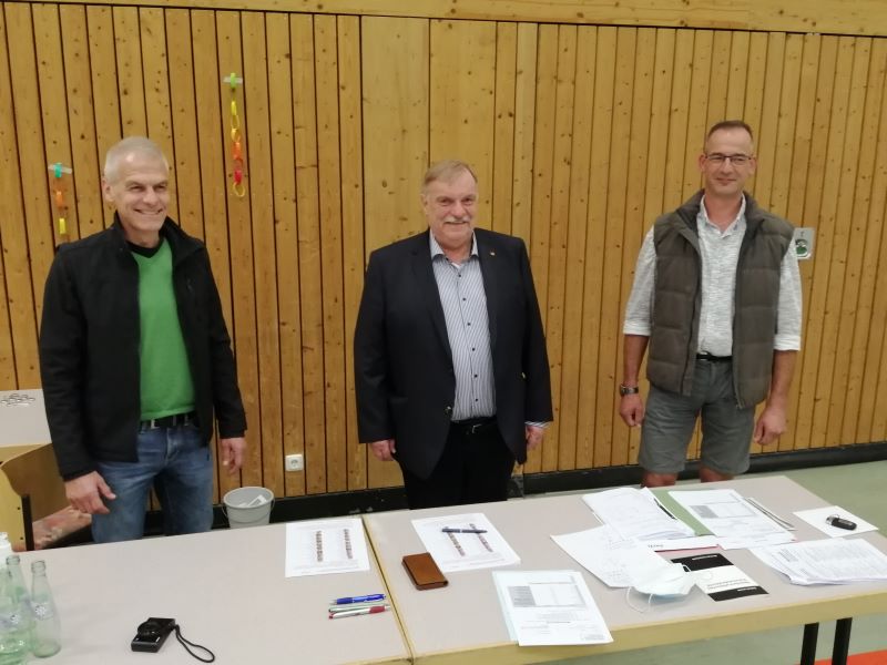 Ende eines Wahltages (von links): Fred Jngerich, Horst Klein und Mirko Mller freuen sich auf die Fusion der beiden Ortsgemeinden Neitersen und Obernau. (Foto: hak)