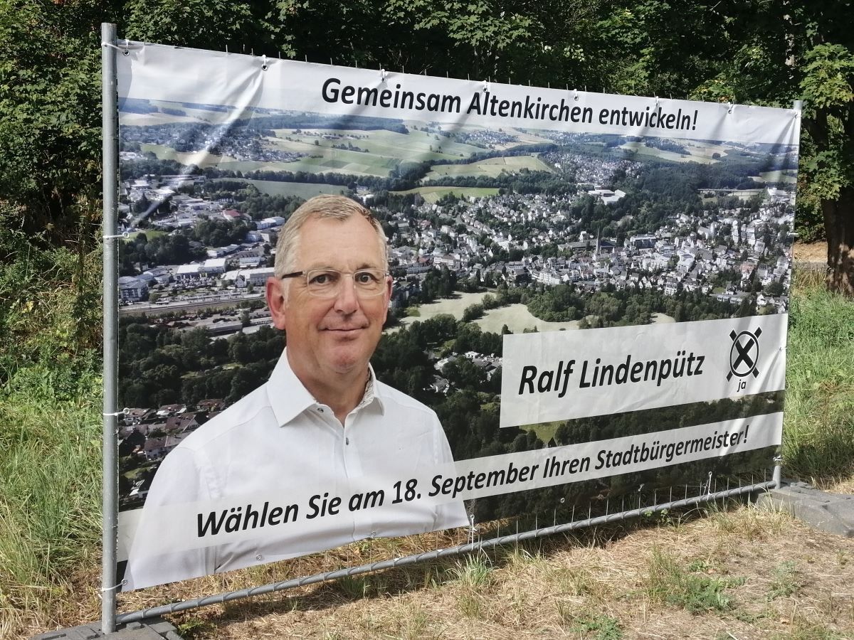 Auf mehreren groen Wahlbannern macht Ralf Lindenptz auf seinen Status als Kandidat frs Stadtbrgermeisteramt aufmerksam. (Foto: vh)