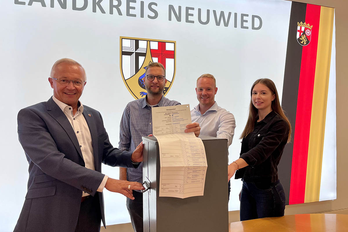 Landrat Achim Hallerbach (von links), Florian Nubaum, Sven Adamczewski und Auszubildende Karolin Kaiser haben die Vorbereitungen fr die Bundestagswahl im Wahlkreis Neuwied/Altenkirchen weitestgehend abgeschlossen. Foto: Kreisverwaltung