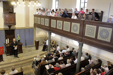 Dekanatskantor Jens Schawaller bt mit der Gemeinde vor dem Gottesdienst die neuen Lieder aus dem neuen evangelischen Gesangbuch. (Foto: Evangelisches Dekanat Westerwald)