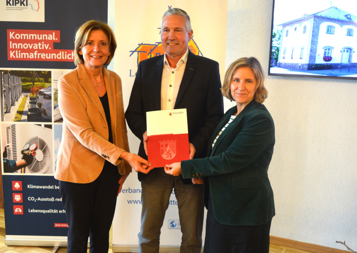 Ministerprsidentin Malu Dreyer und Klimaschutzministerin Katrin Eder berreichten Brgermeister Klaus Ltkefedder den Frderbescheid. (Fotos: Wolfgang Rabsch)