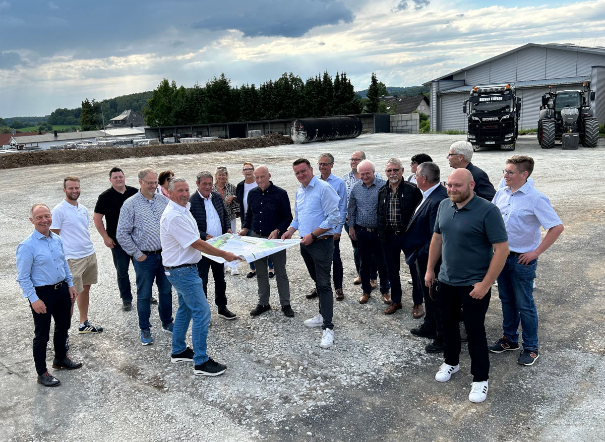 Brgermeister Klaus Ltkefedder, Landrat Achim Schwickert sowie die Ortsbrgermeister Dieter Gler und Ulf Ludwig (Bildmitte) erlutern Konzept und Umsetzung des Notfalltreffpunktes Wallmerod/Molsberg. (Foto: Collin Schmidt)