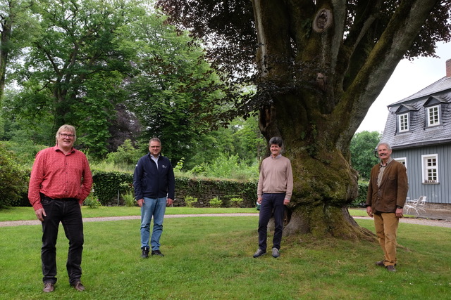 v.l. Matthias Weber, Berno Neuhoff, Nicolaus Graf von Hatzfeldt und Dr. Franz Straubinger fr mehr Bewusstsein zum kosystem Wald (Fotos: KathaBe)