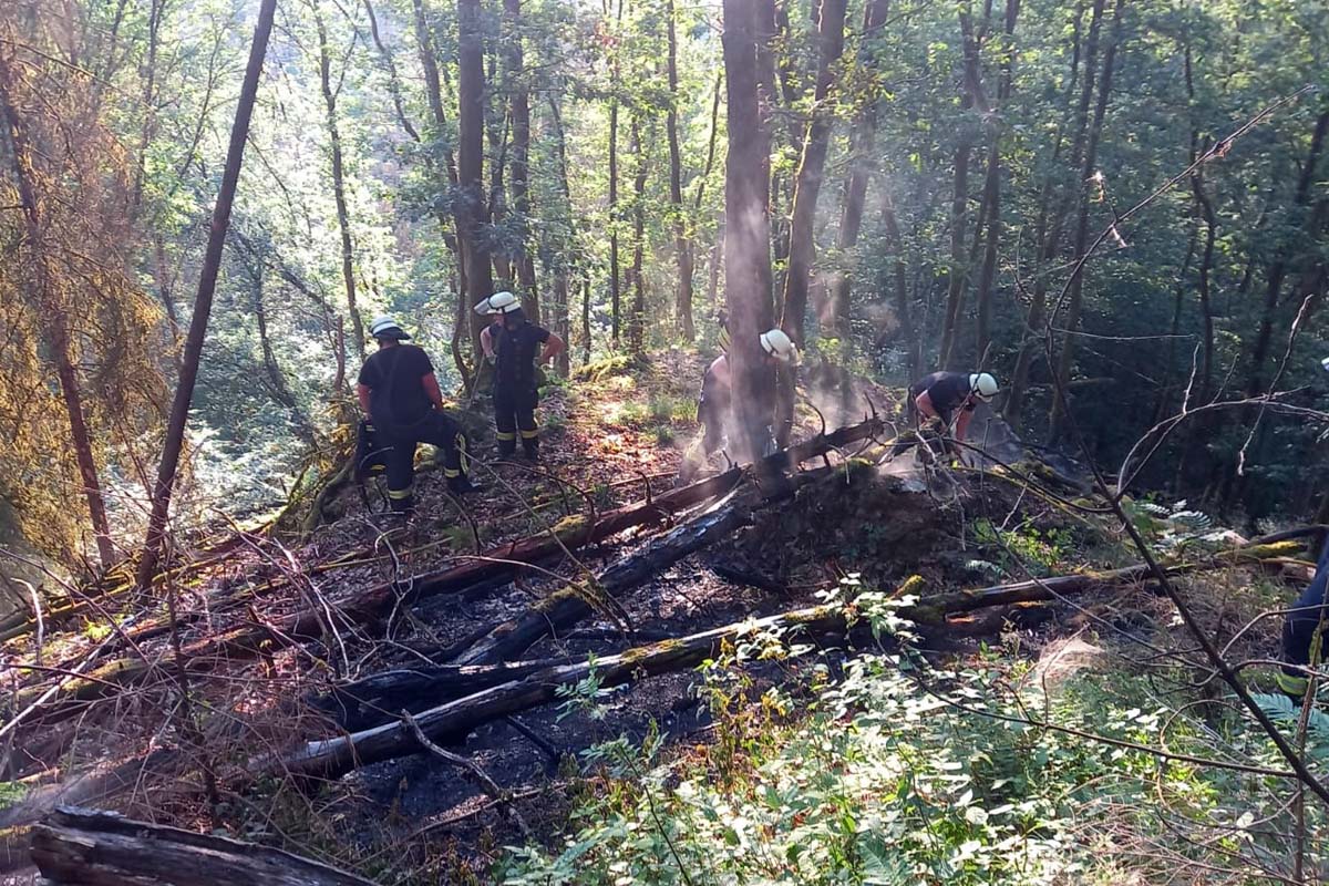 Lscharbeiten im schwierigen Gelnde (Bilder: Feuerwehr)