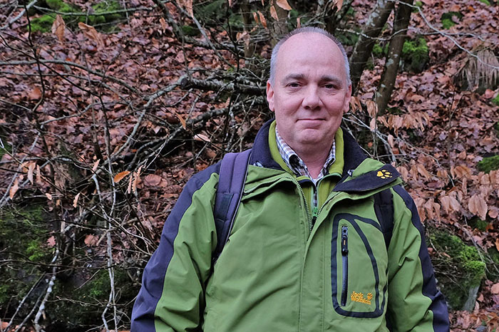 Naturerlebnis-Pdagoge Christoph Diefenbach fhrt die Teilnehmer ber einen Rundweg bei Altwied. Foto: Stadt Neuwied