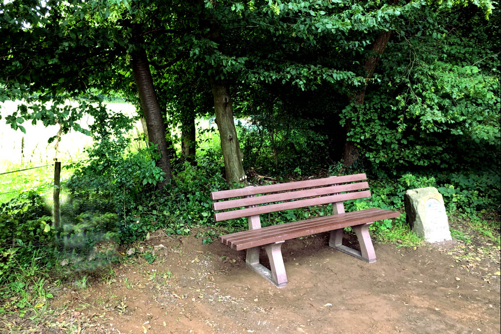 Die Stadt Bad Honnef wnscht schne erholsame Momente im Stadtwald auf den neuen alten" Bnken. Foto: Stadt Bad Honnef