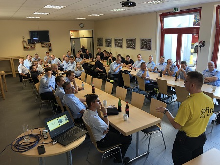 Rund 40 Vertreter der neun Lschzge der beiden Verbandsgemeinden Flammersfeld und Altenkirchen fanden sich im Feuerwehrhaus Flammersfeld ein. (Foto: VG-Feuerwehr Flammersfeld)