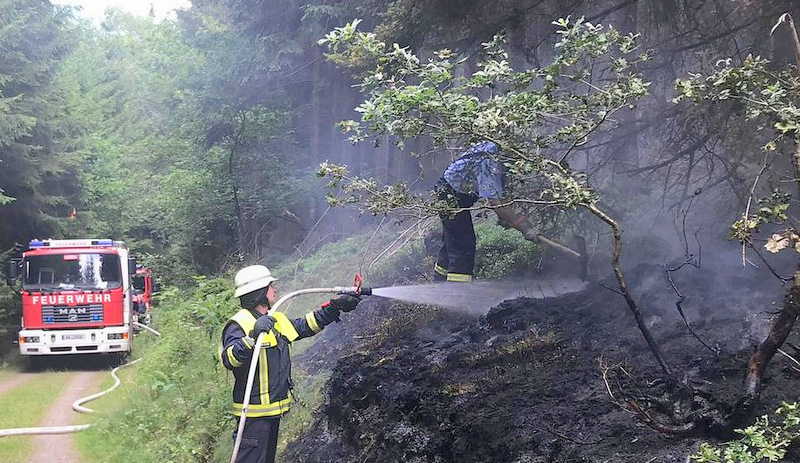 Schnell gelscht: Httenwald zwischen Mudersbach und Brachbach brannte