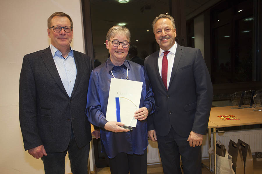 Marita Babenhauserheide (Mitte) erhielt den Ehrenamtspreises der VG Rengsdorf-Waldbreitbach. Foto: Wolfgang Tischler