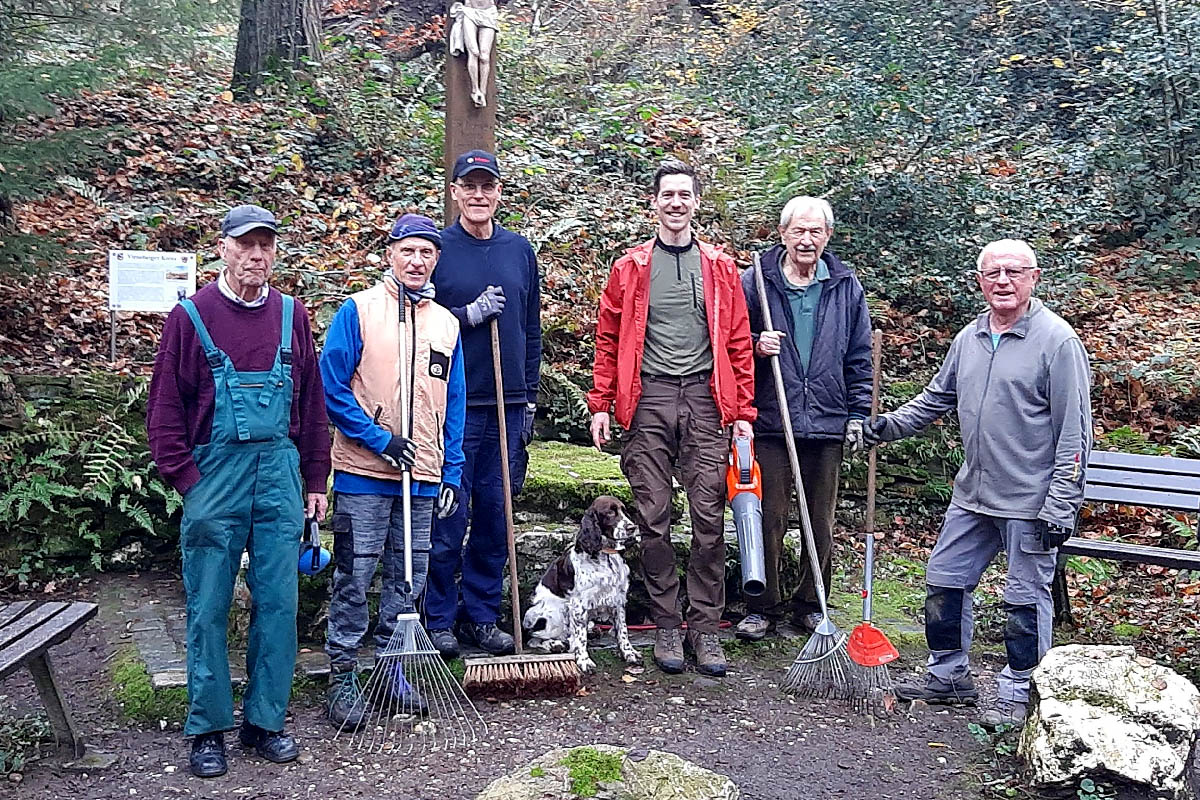 Suberten jetzt auch wieder das Rheinbreitbacher Virnebergkreuz: Die Brgervereins-Mitglieder Karl-Heinz Fleischer, Heiner Linder, Jrgen Fuchs, Simon Modemann, Paul Kunert und Eddi Sthm. (Foto: Heike Dobbelog/Brgerverein Rheinbreitbach).