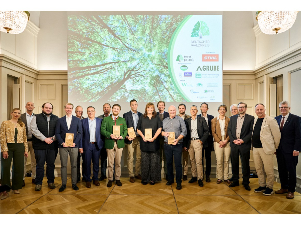 Die Gewinner des diesjhrigen DEUTSCHEN WALDPREISES mit Sponsoren und Mitarbeitern des Deutschen Landwirtschaftsverlages dlv. Sebastian Plessner (Sonderpreis Nachhaltigkeit, dritter von links), Berno von Landsberg-Velen (Sonderpreis Forstwirtschaftliche Zusammenschlsse, achter von links), Torsten Drmbach (Waldbesitzer des Jahres, neunter von links), Monika Runkel (Frsterin des Jahres, zehnte von links) und Remig Albrecht (Forstunternehmer des Jahres, neunter von rechts). (Foto: dlv/Julia Merkel)