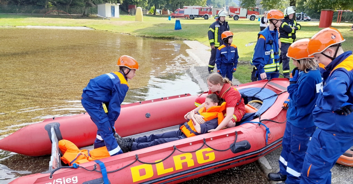 Am Waldschwimmbad wurden zusammen mit der DLRG OG Hamm zwei hilfelose Personen aus dem Wasser gerettet. (Foto: Mirko Heuser)