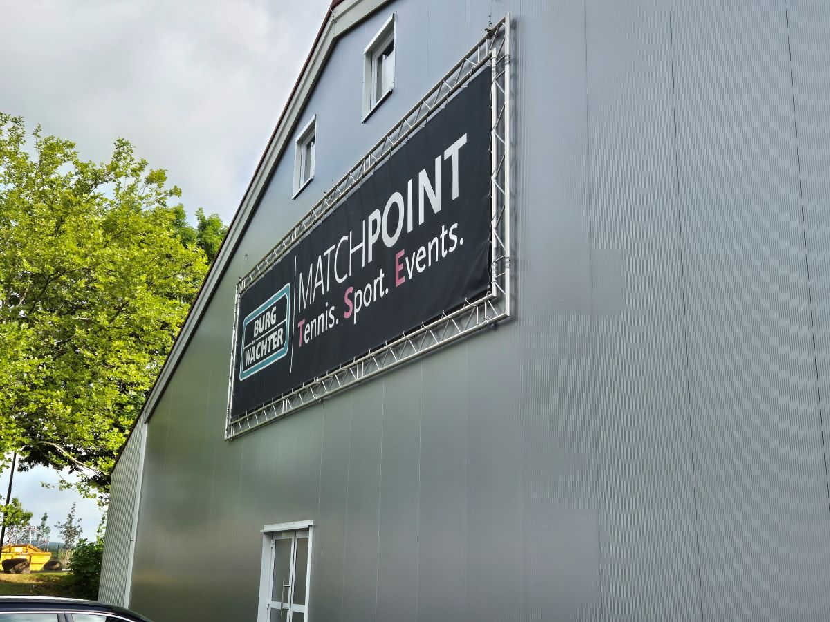 Altenkirchens SRS-Tennishalle hat eine erste neue silberne Giebelwand 