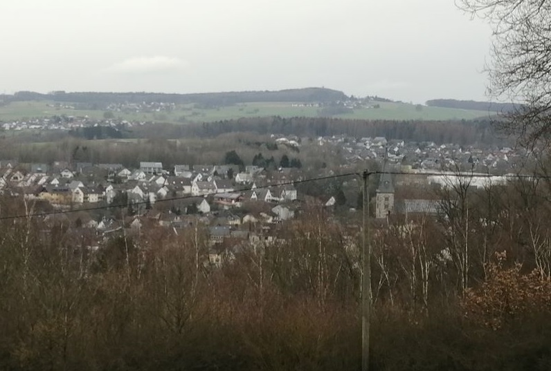 Grn-braune Landschaft so weit das Auge reicht: Von Schnee bedeckt war die Mittelgebirgsregion rund um Altenkirchen in diesem Winter bislang noch nicht. (Foto: hak)