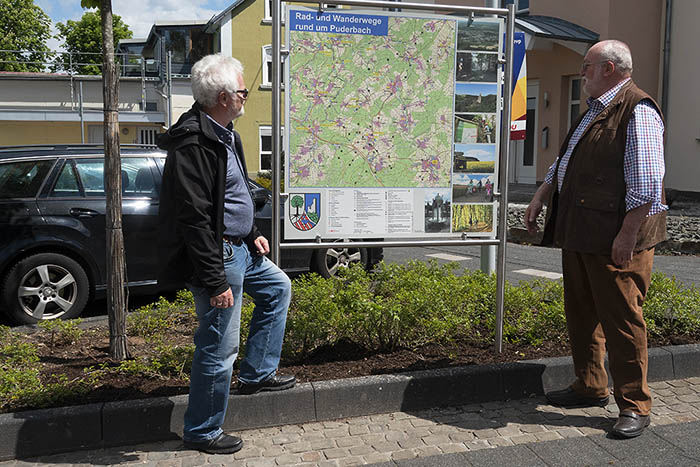 Hajo Jordan vom Verkehrs- und Verschnerungsverein und Brgermeister Manfred Pees freuen sich ber die neue Tafel, auf der viele Informationen an den Betrachter gegeben werden. Foto: Wolfgang Tischler