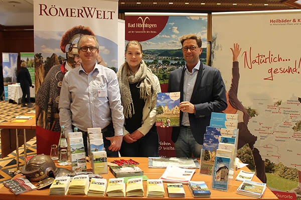 V.l.: Thorsten Mintgen, Svenja Arndt und Detlef Odenkirchen am Beratungsstand der Verbandsgemeinde Bad Hnningen. Foto: privat