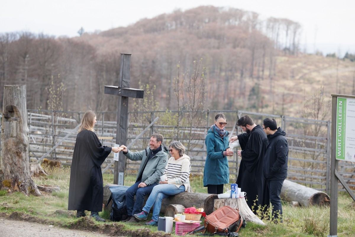 Pfarrerin Lisa Tumma, Pfarrer Fabian Schley, Vikar Soung-Min Lee sowie einige Passanten, die sich st�rken. Foto: Peter Bongard