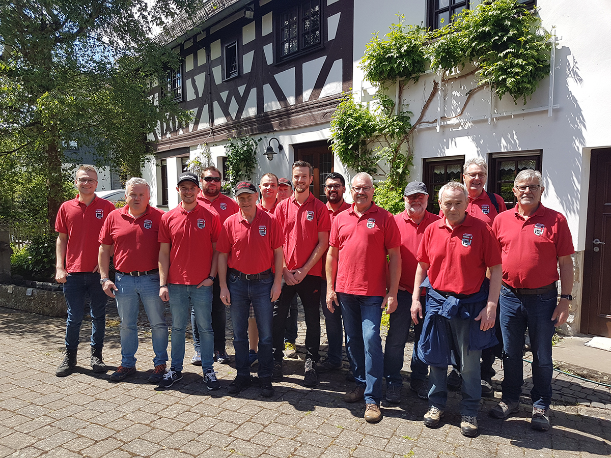 Wandergruppe vor einem Fachwerkhaus im Niederdorf. Foto: Elena Menges