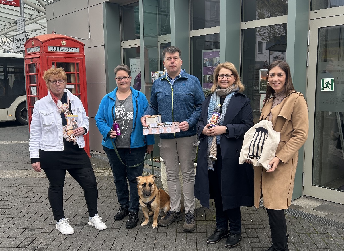 Sie sind sich einig - es lohnt sich, die schnen Wanderwege in und um Neuwied mit dem Wandertagebuch zu erkunden: (Von links) Petra Neuendorf, ehemalige Leiterin des Amtes fr Stadtmarketing, Christine und Helge Ruth mit Hund Buddy, die neue Amtsleiterin Julia Kloos-Wieland und Vanessa Selent von der stdtischen Tourist-Information am Luisenplatz. (Foto: Stadt Neuwied/Sarah Bodmann)