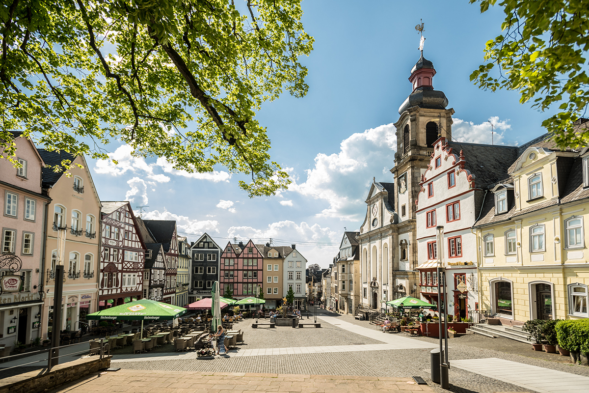 Mutet an wie eine italienische Piazza: der Alte Markt von Hachenburg mit seinen Kirchen und barocken Bürgerhäusern. Foto: Dominik Ketz