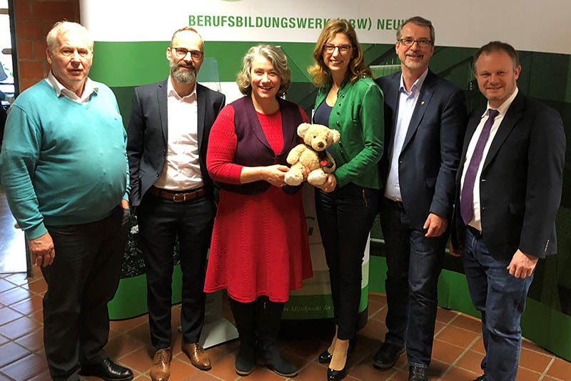 Gemeinsam engagiert fr den guten Zweck (v.l.n.r.): Hans Wallner, Dirk Rein, Diana Stein, Sabine Btzing-Lichtenthler, Sven Lefkowitz und Jan Einig. Fotos: Heinrich-Haus