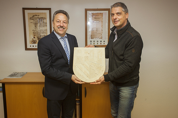 Andreas Reinhard bergibt das Wappen an Brgermeister Breithausen. Fotos: Wolfgang Tischler