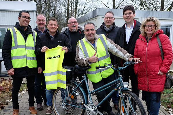 Campbewohner Said Omid Baqiri, Christoph Hesse, Oliver Johann, Klaus Johann, Campbewohner Abdulhanan Mannan, Campleiter Frank Freymann, Sozialdezernent  Michael Mang und Sandra Thannhuser von der Stadtverwaltung (von links). Foto: Stadt Neuwied