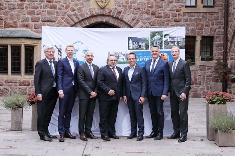 Vorstandsmitglieder der Deutschen Hermann-Schulze-Delitzsch-Gesellschaft und der
Deutschen Friedrich-Wilhelm-Raiffeisen-Gesellschaft beim gemeinsamen Fototermin auf
der Wartburg 