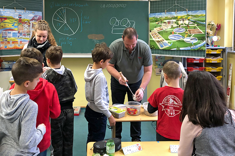 Marc Decker von der Deutschen Umwelt-Aktion e. V. zeigte den Kindern, wie sie aus einer Plastikflasche und Kies ihre eigene Mini-Klranlage bauen knnen. Foto: Sparkasse